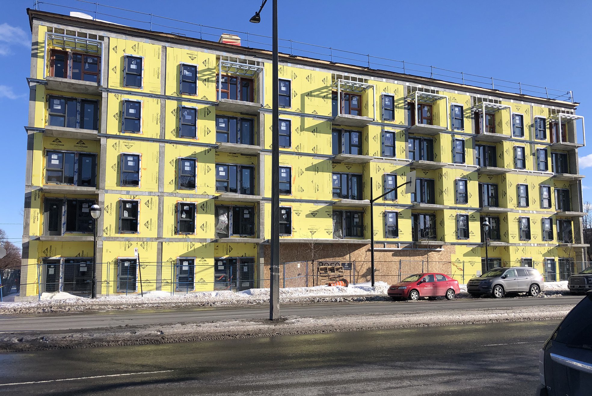 Photo d'une vue de la devanture de l'immeuble en construction sur la rue Sherbrooke