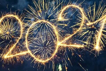 Sur un fond noir, le texte «2021» est écrit à l’aide de feux d’artifice.