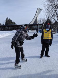 Un guide regarde en direction d’un participant en patin.