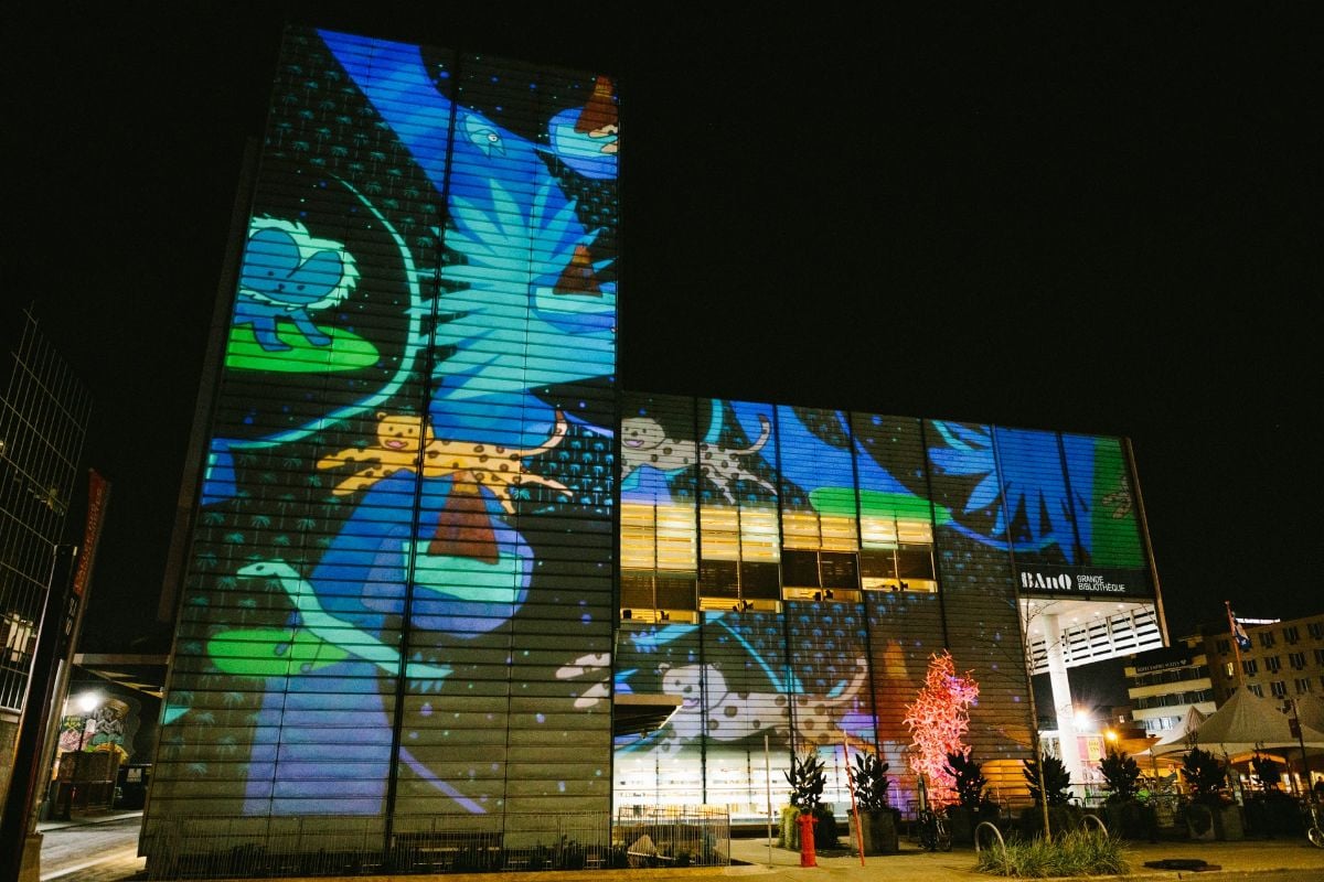 Une vue d'ensemble d'une projection artistique sur l'immeuble de la Bibliothèque et Archives nationales du Québec.