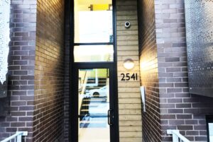 Description de l'image: Photo de la facade de l'immeuble du 2541, boulevard Pierre-Bernard