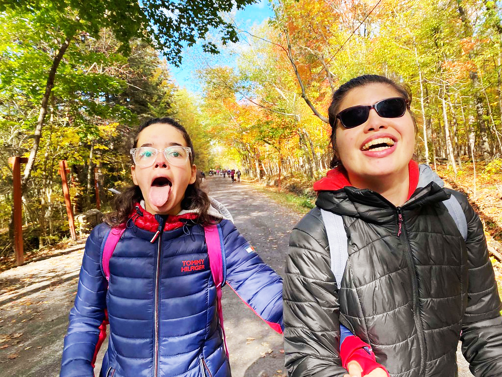 Description de l'image: Deux personnes posent pour la caméra dans un décor d'automne