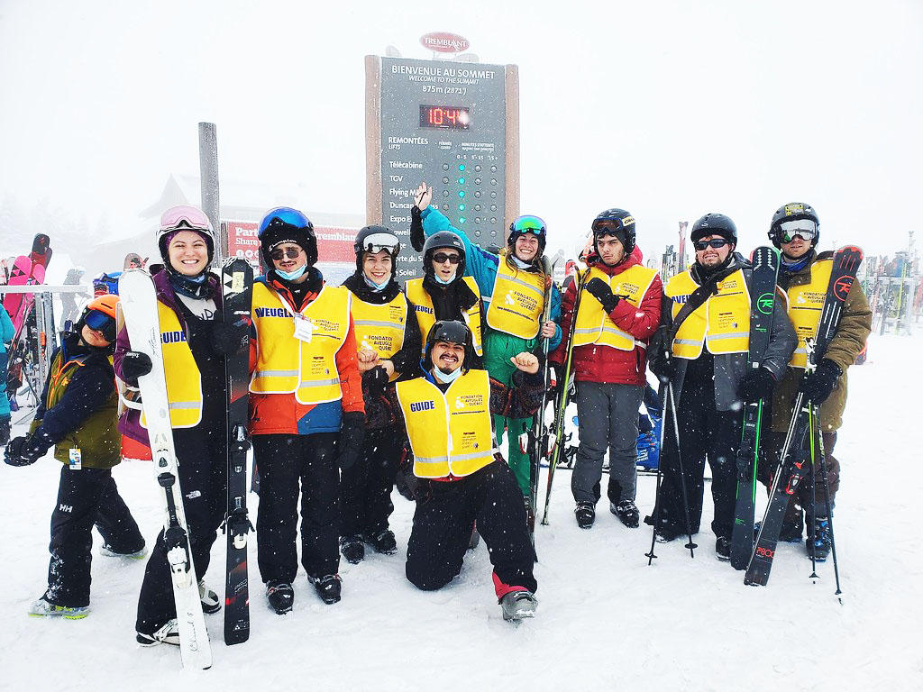 Notre groupe de guides et participants prend la pose pour la caméra durant le weekend de ski à Tremblant.