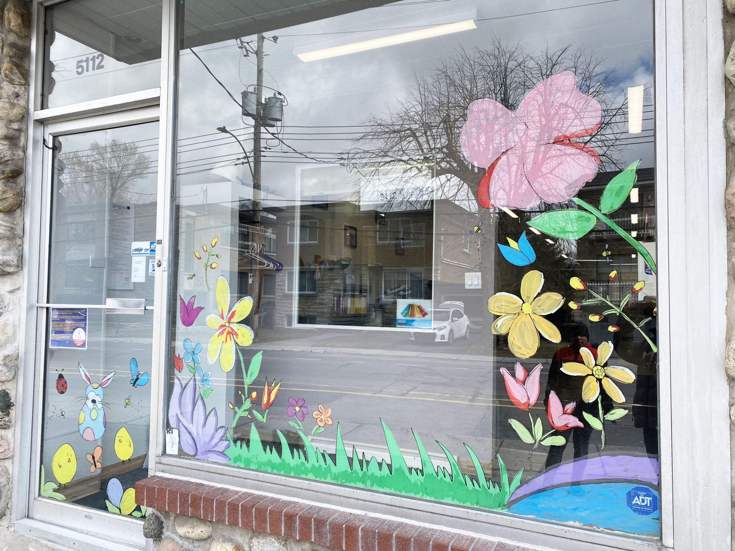 Description de l'image: Peinture à la gouache sur un thème de printemps avec fleurs, poussins, lapin et œufs de Pâques