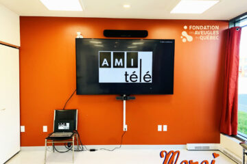 Photo du téléviseur affichant le logo AMI-télé et la mention Merci!