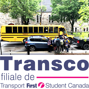 Description de l'image: Notre groupe de jeunes en plein embarquement d'une autobus Transco. Le logo officiel de Transco se retrouve au bas de l'image.