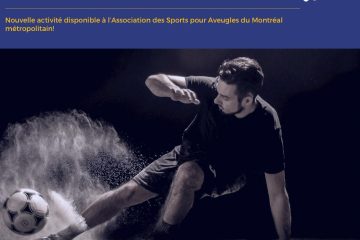 Description de l’image : Photo d’un homme frappant un ballon de soccer avec son pied droit en se tenant au sol avec sa main gauche. On peut voir une fumée de poudre blanche autour du ballon.