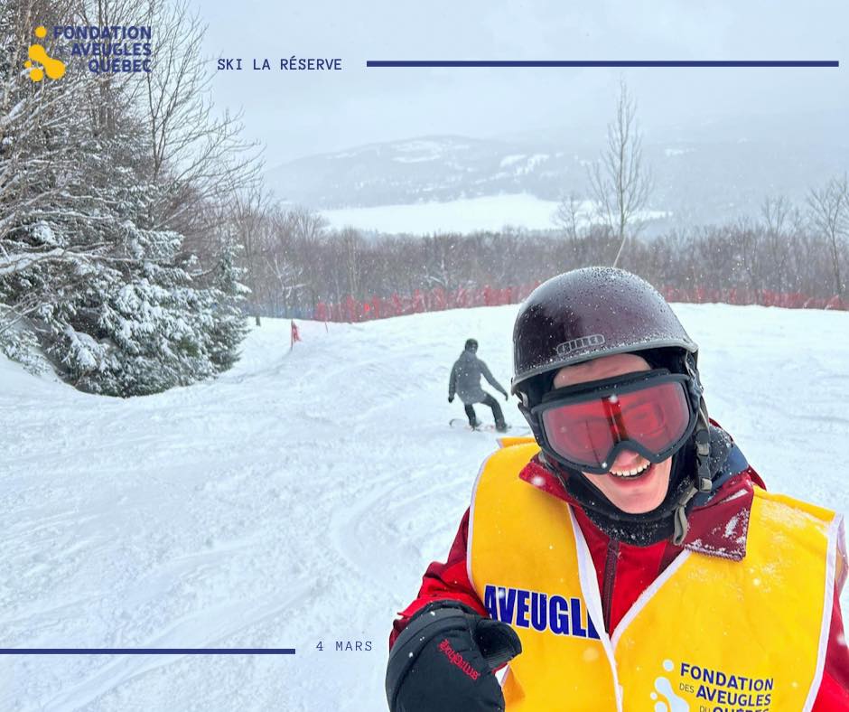 Description de l’image: Photo d’un participant sur une piste de ski, vêtu d’un casque, de lunettes et de son dossard jaune souriant vers la caméra. On peut lire sur l’image: “Ski La Réserve, 4 mars.”