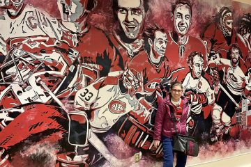 Une participante devant un mur rempli d'anciens joueurs du Canadien au Centre Bell