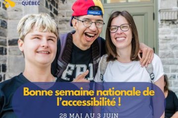 Description de l’image: Photo de 3 participants souriant pour la caméra devant un mur de pierre. On peut lire au bas de l’image en jaune sur un fond ovale bleu marin : “Bonne semaine nationale de l’accessibilité ! 28 mai au 3 juin”.