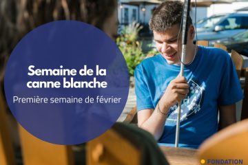 Photo d'une personne tenant une canne blanche dans sa main.