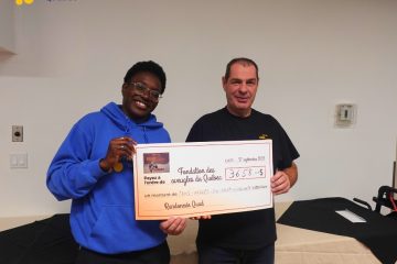 photo d'un membre du club Adeptes Quad Portneuf et d'un membre de la Fondation des aveugles du Québec avec un chèque entre les mains